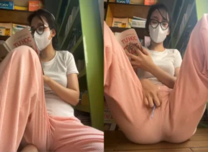 Cô gái vừa đọc sách vừa nhét sextoy vào lồn và đọc tiếp