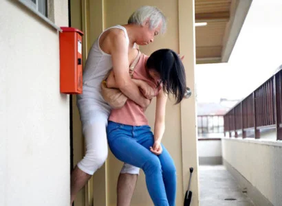 Người vợ trẻ bị bố chồng già phang