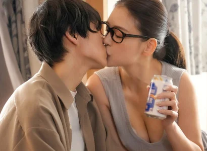 Chàng trai bị người yêu phản bội được chị hàng xóm chia sẻ