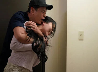 Nữ ca sĩ xinh đẹp bị fan hãm hiếp vì vẻ đẹp không lối thoát
