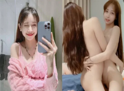 Lâm Thái Vy cùng cô bạn thân móc bím với nhau trên phát trực tiếp